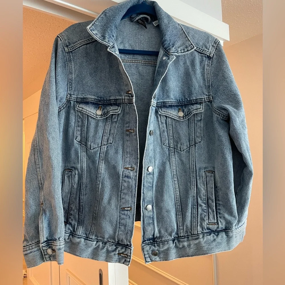 H&M Classic Light Wash Denim Jean Jacket - Picture 5 of 10